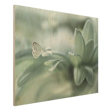 Obraz z drewna - Motyl i krople rosy w pastelowej zieleni