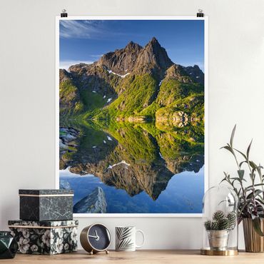 Plakat - Krajobraz górski z odbiciem wody w Norwegii