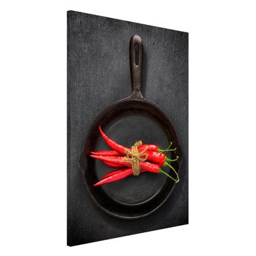 Tablica magnetyczna - Wiązka czerwonego chili na patelni na łupku