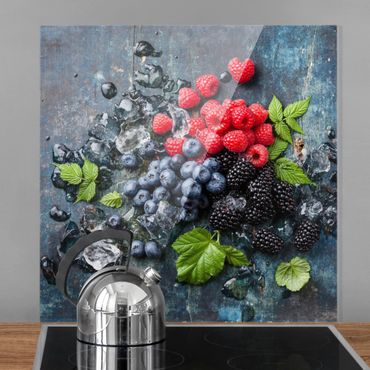 Panel szklany do kuchni - Mieszanka jagodowa z kostkami lodu drewno
