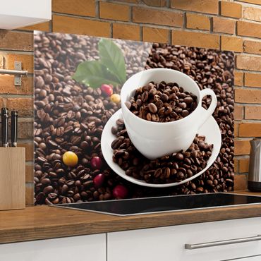 Panel szklany do kuchni - Filiżanka do kawy z palonymi ziarnami kawy