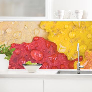 Panel ścienny do kuchni - Krople wody na kolorowych liściach