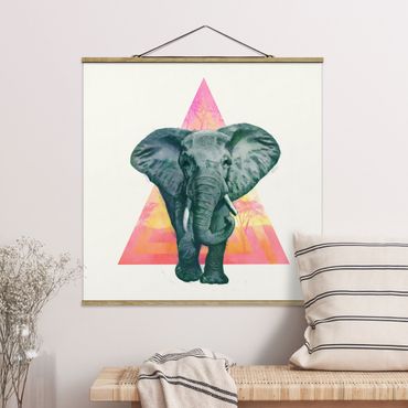 Plakat z wieszakiem - Ilustracja przedstawiająca słonia na tle trójkątnego obrazu