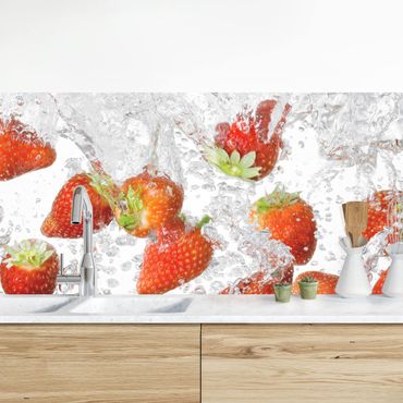 Panel ścienny do kuchni - Świeże truskawki w wodzie