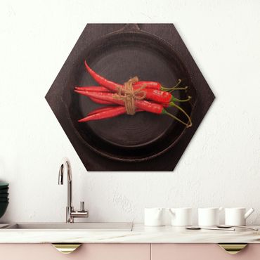 Obraz heksagonalny z Alu-Dibond - Wiązka czerwonego chili na patelni na łupku