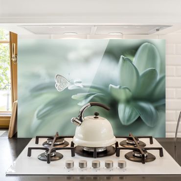 Panel szklany do kuchni - Motyl i krople rosy w pastelowej zieleni