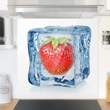 Panel szklany do kuchni - Truskawka w kostce lodu