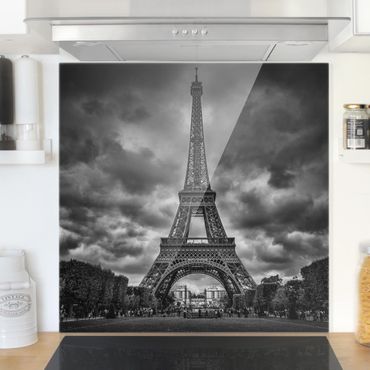 Panel szklany do kuchni - Wieża Eiffla na tle chmur, czarno-biała