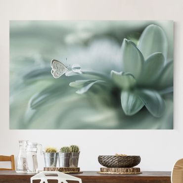 Obraz na płótnie - Motyl i krople rosy w pastelowej zieleni