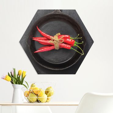 Obraz heksagonalny z Forex - Wiązka czerwonego chili na patelni na łupku