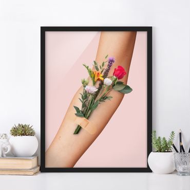 Plakat w ramie - Ręka z kwiatami
