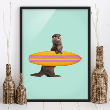 Plakat w ramie - Otter z deską surfingową