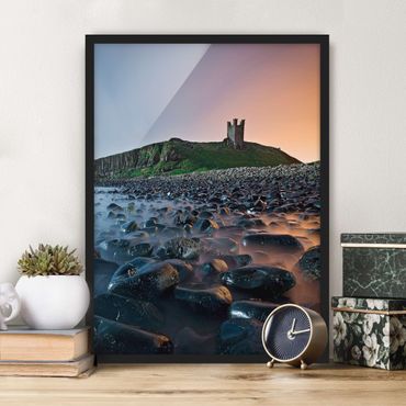 Plakat w ramie - Wschód słońca z mgłą na zamku Dunstanburgh