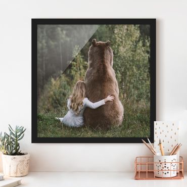 Plakat w ramie - Dziewczynka z niedźwiedziem brunatnym