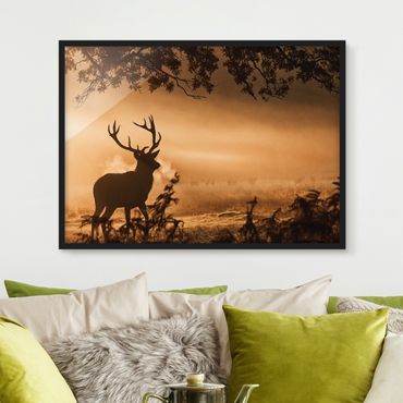 Plakat w ramie - Jeleń w zimowym lesie