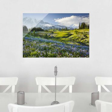 Obraz na szkle - Górska łąka z kwiatami na tle góry Rainier