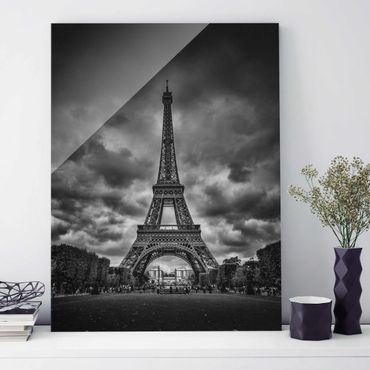 Obraz na szkle - Wieża Eiffla na tle chmur, czarno-biała