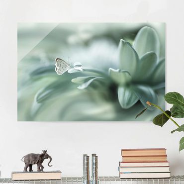 Obraz na szkle - Motyl i krople rosy w pastelowej zieleni