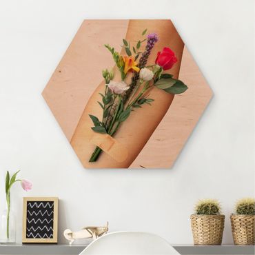 Obraz heksagonalny z drewna - Ręka z kwiatami