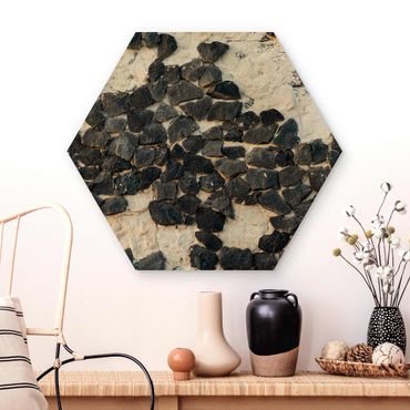 Obraz heksagonalny z drewna - Ściana z czarnymi kamieniami