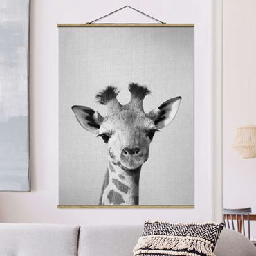 Plakat z wieszakiem - Baby Giraffe Gandalf Black And White - Format pionowy 3:4