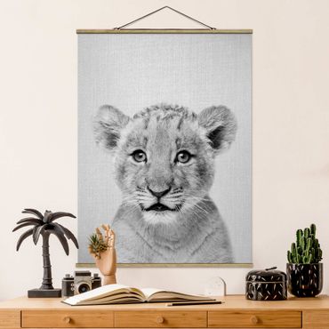 Plakat z wieszakiem - Baby Lion Luca Black And White - Format pionowy 3:4