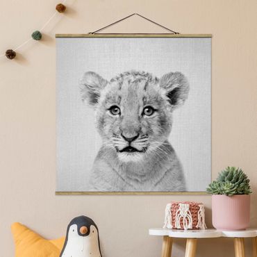 Plakat z wieszakiem - Baby Lion Luca Black And White - Kwadrat 1:1