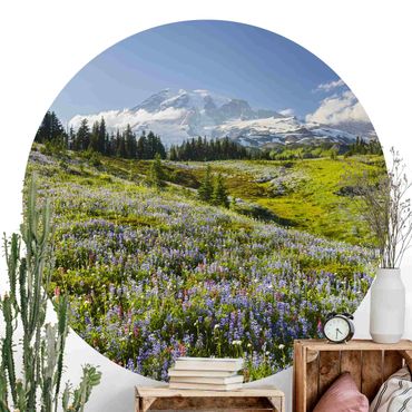 Okrągła tapeta samoprzylepna - Górska łąka z kwiatami na tle góry Rainier