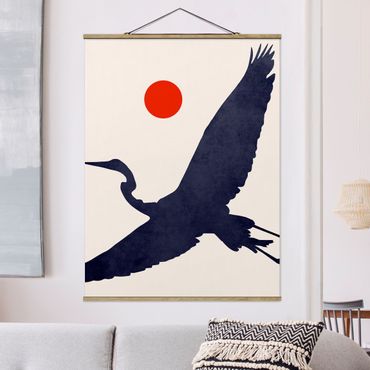 Plakat z wieszakiem - Niebieski żuraw na tle czerwonego słońca