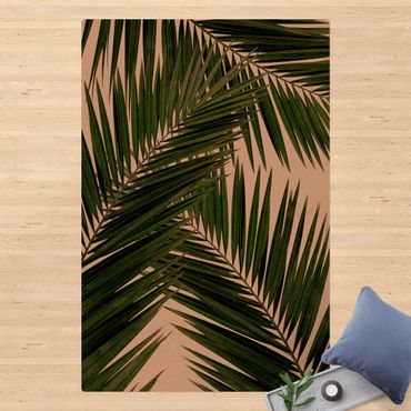 Mata korkowa - Widok przez zielone liście palmy