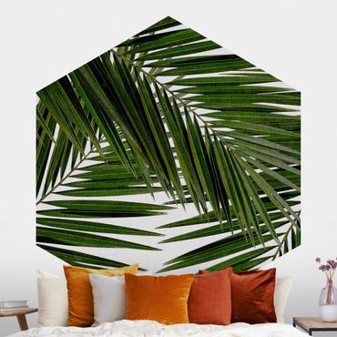 Sześciokątna tapeta samoprzylepna - Widok przez zielone liście palmy