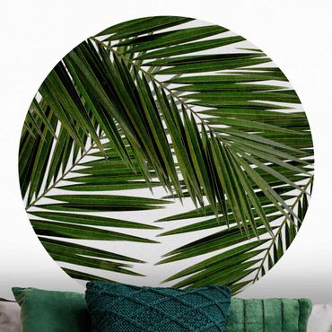 Okrągła tapeta samoprzylepna - Widok przez zielone liście palmy