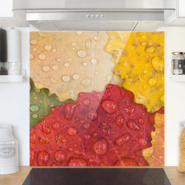 Panel szklany do kuchni - Krople wody na kolorowych liściach
