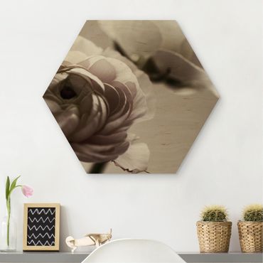 Obraz heksagonalny z drewna - Ciemny kwiat w centrum uwagi