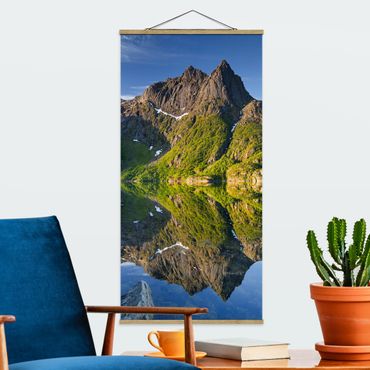 Plakat z wieszakiem - Krajobraz górski z odbiciem wody w Norwegii