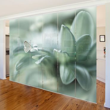 Zasłony panelowe zestaw - Motyl i krople rosy w pastelowej zieleni