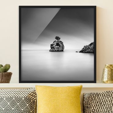 Plakat w ramie - Skalna wyspa na morzu Czarno-biały