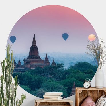 Okrągła tapeta samoprzylepna - Balony na ogrzane powietrze nad kompleksem świątynnym