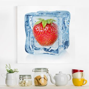Obraz na płótnie - Truskawka w kostce lodu