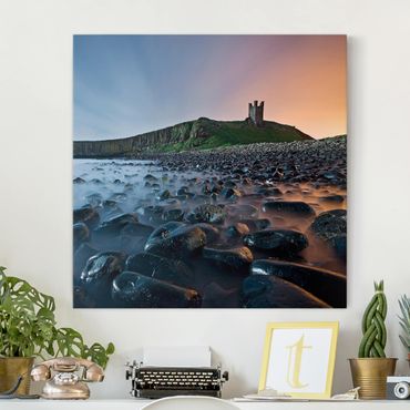 Obraz na płótnie - Wschód słońca z mgłą na zamku Dunstanburgh