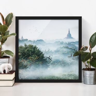 Plakat w ramie - Poranna mgła nad dżunglą Bagan