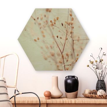 Obraz heksagonalny z drewna - Pąki pastelowe na gałązce polnych kwiatów