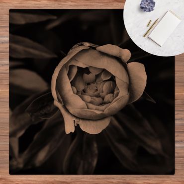 Mata korkowa - Kwiat piwonii na tle liści, czarno-biały
