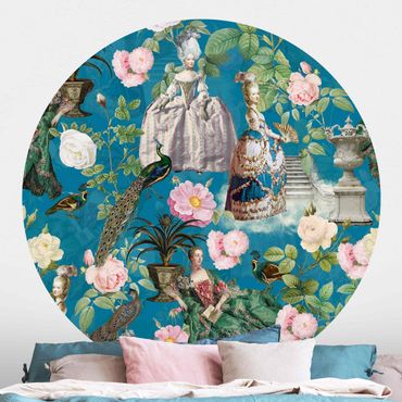 Okrągła tapeta samoprzylepna - Pompowe sukienki w ogrodzie różanym na niebieskim tle