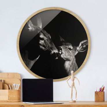 Okrągły obraz w ramie - Deer On Black