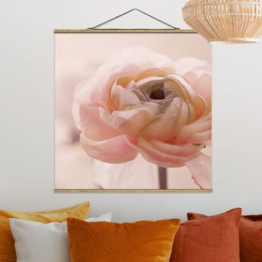Plakat z wieszakiem - Różowy kwiat w centrum uwagi