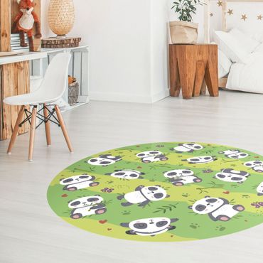 Okrągły dywan winylowy - Śliczne misie panda na zielonej łące