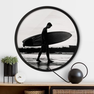 Okrągły obraz z ramką - Chłopiec-surfer z profilu w cieniu