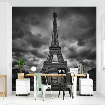 Fototapeta - Wieża Eiffla na tle chmur, czarno-biała