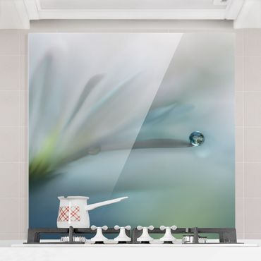 Panel szklany do kuchni - Krople rosy na białym kwiecie